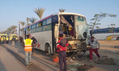 مصرع 10 أشخاص وإصابة 12 سائحًا في حادث تصادم بطريق أبو سمبل