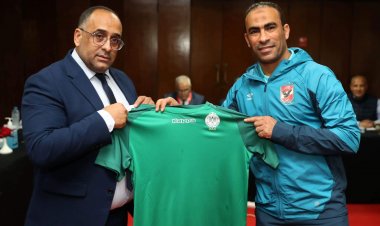 وفد الرجاء المغربي يهدي الأهلي درع وقميص الفريق