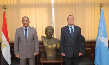 المحافظ يكرم سكرتير عام محافظة الإسكندرية السابق