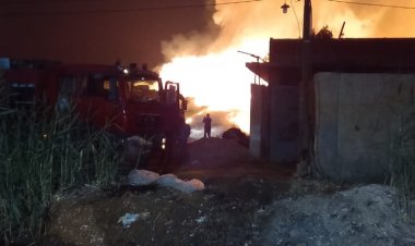 الدفع بخزانات مياه إضافية لإخماد حريق مصنع السجائر بجوار فيلا عادل إمام بكرداسة