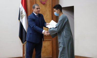 سعفان يسلم 1305 وثيقة تأمين ضد الحوادث للعمالة غير المنتظمة ببنى سويف