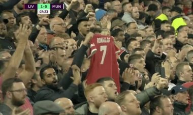 بالفيديو.. جماهير ليفربول تدعم «غريمها» رونالدو خلال مباراة مانشستر يونايتد