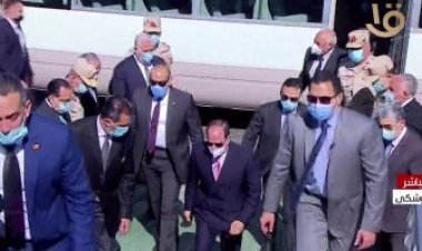 الرئيس السيسى يصل إلى نقطة حصاد القمح في توشكى