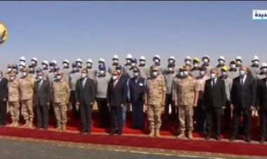 الرئيس السيسي يلتقط صورة تذكارية خلال تفقد حصاد القمح في توشكى