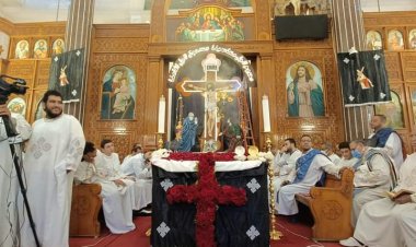 كنيسة بالإسكندرية تجسد «صلبوت الجمعة العظيمة» بمجسمات كاملة عن يوم الصلب 