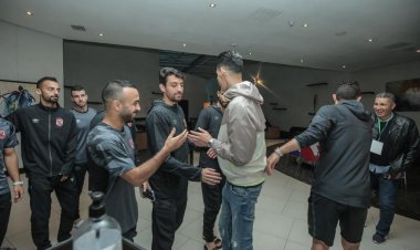 بدر بانون يؤازر لاعبي الأهلي قبل التوجه لملعب مباراة الرجاء