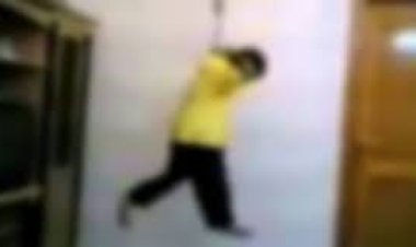 طفل يتخلص من حياته بعد إتلاف سيارة والده