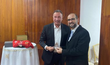 الخطيب يهدي درع وعلم الأهلي لرئيس الرجاء.. ويشكر االمغاربة