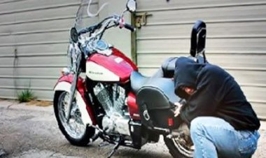 ضبط شخص لقيامه بسرقة الدراجات النارية في عين شمس