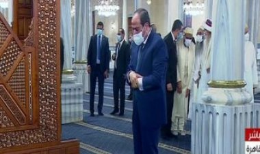 الرئيس السيسي يؤدى صلاة «تحية المسجد» خلال افتتاح مسجد الحسين