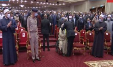 الرئيس السيسي يقبل رأس الدكتور أحمد عمر هاشم باحتفالية «ليلة القدر»