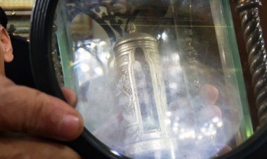 بعد زيارة السيسي لها.. تعرف على محتويات غرفة مقتنيات الرسول بمسجد الحسين