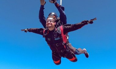 أمير المصري في أولى تجارب القفز من الطائرة في نجوم السماء