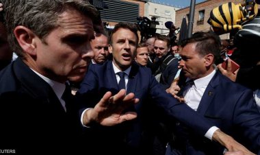 ماكرون يتعرض لـ«هجوم أحمر» في باريس