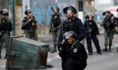 الشرطة الإسرائيلية تتعدى على المصلين بالمسجد الأقصى