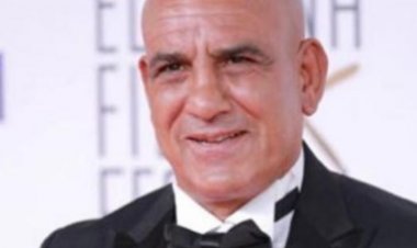 محمد لطفي يُقبل يد الفنان  رشوان توفيق (صورة)