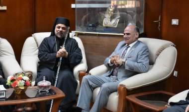 وفد كنيسة الأقباط الكاثوليك يهنئ رئيس جامعة الأقصر  بعيد الفطر