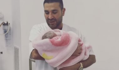 أحمد سعد يرزق بمولودته الجديدة «عليا» ويؤذن فى أذنها فور ولادتها