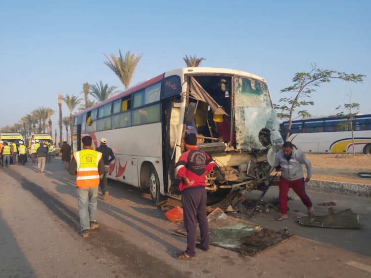 مصرع 10 أشخاص وإصابة 12 سائحًا في حادث تصادم بطريق أبو سمبل