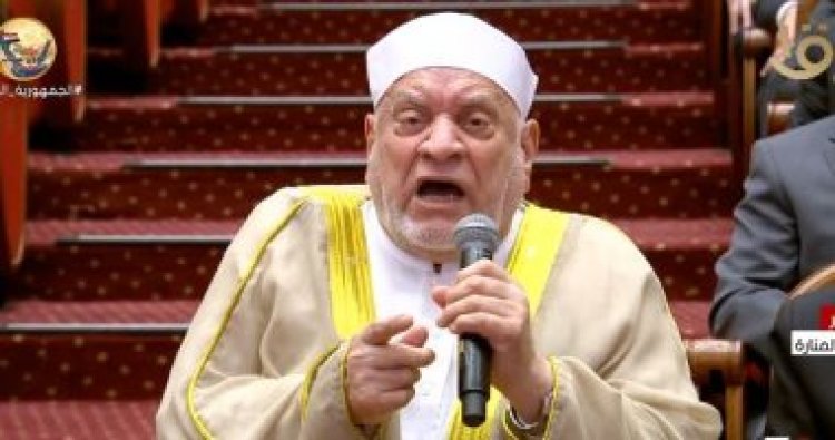 الدكتور أحمد عمر هاشم يهدي الرئيس السيسي قصيدة شعر: «لمصر في عهدكم عزم وإصرار»