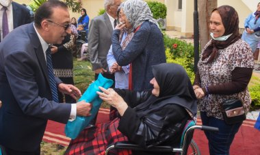 محافظ الإسكندرية يزور دور المسنين والأيتام لتهنئتهم بعيد الفطر