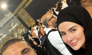 محمد زيدان وزوجته يؤديان مناسك العمرة