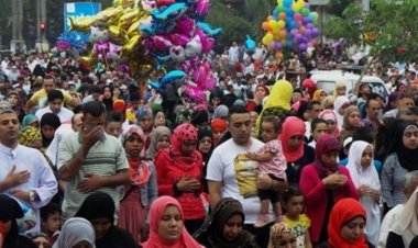 دار الإفتاء: لا يجوز صلاة النساء بجوار الرجال في العيد