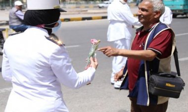 بمناسبة عيد الفطر.. الداخلية توزع الهدايا على المواطنين 