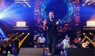 عمرو دياب يتألق في حفل «الاتحاد أرينا» بالإمارات ويفاجئ جمهوره على خشبة المسرح