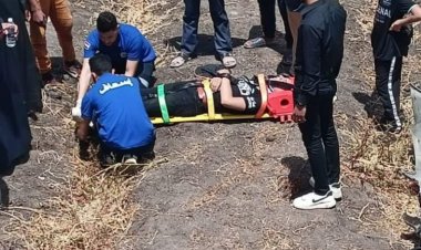 بسلب وأحبال.. مسعفون ينقذون مصاب من أسفل الأرض في كفر الشيخ (صور)