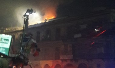 إخماد حريق هائل في عقار سكنى بالموسكي.. صور