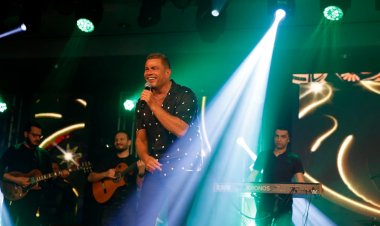 عمرو دياب يتألق في حفله بالكويت.. والجمهور كامل العدد| صور