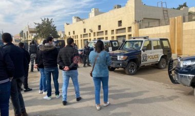 في سيارة إسعاف مجهزة.. وصول كريم الهواري لجلسة محاكمته