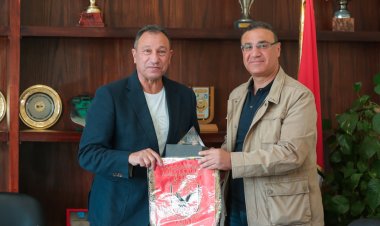 قبل لقاء الليلة.. «الخطيب» يستقبل سفير مصر بالجزائر ويهديه درع وعلم الأهلي