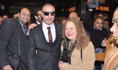 أحمد الفيشاوي يقلق جمهوره على حالة والدته سمية الألفي الصحية