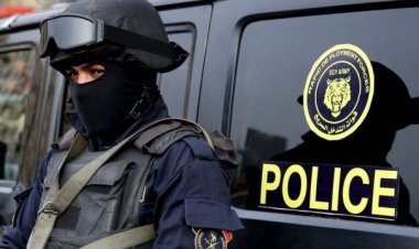 القبض على شاب وضع سرينة شرطة بسيارته.. وكتب عليها «بوليس»!