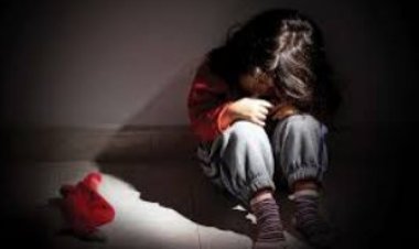 القبض على سيدة صورت عشيقها أثناء هتك عرض طفليها بـ15 مايو 