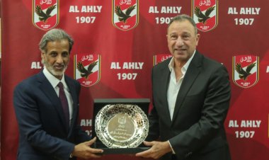 الخطيب يُهدي الشيخ حمد بن خليفة درع وقميص الأهلي