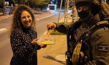 مستوطنة إسرائيلية توزع الحلوى بعد قتل فلسطيني بدم بارد