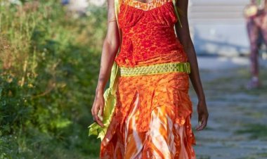 من وحي قوس قزح.. تعرفي على إطلالات صيف 2022 المبهجة