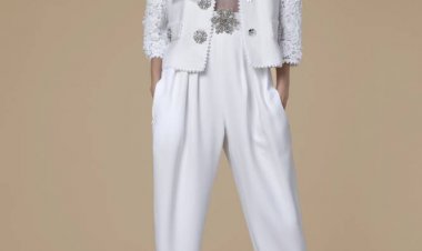 بدل كلاسيكية أنيقة تغنيكِ عن فساتين الزفاف المعتادة