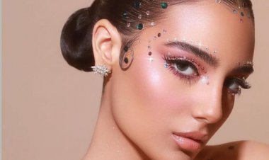 لإطلالة فريدة.. تعرفي على صيحات موضة مكياج صيف 2022
