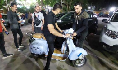 صور| حسن أبو الروس يثير الجدل بدراجة نارية في عزاء والد محسن منصور