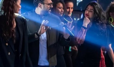 بسبب لفظ الجلالة.. مؤلف مصري يهاجم أغنية «ستو أنا» لأكرم حسني