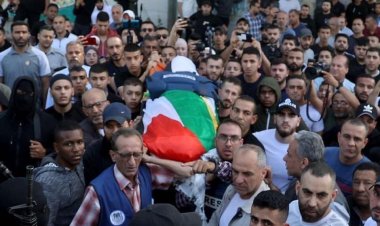 جثمان الشهيدة شيرين أبو عاقلة يرفع على أكتاف الفلسطينيين رغم رفض الاحتلال