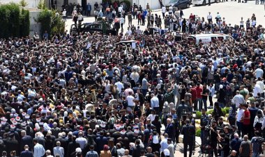 الاحتلال الإسرائيلي يفرض قيودًا على شقيق شيرين أبو عاقلة أثناء سير الجنازة