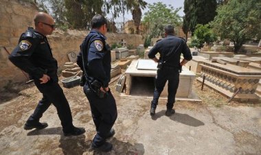 قوات الاحتلال الإسرائيلي تقتحم مقبرة شيرين أبو عاقلة قبل وصول الجثمان