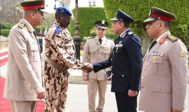 وزير الدفاع يلتقي نظيره بدولة تشاد لبحث سبل التعاون المشترك