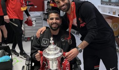 مؤمن زكريا يحتفل مع محمد صلاح ونجوم ليفربول بكأس الاتحاد الإنجليزي