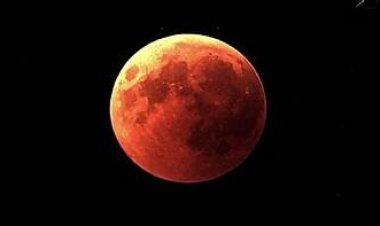 الليلة.. أول خسوف كلي للقمر وقمر الدم